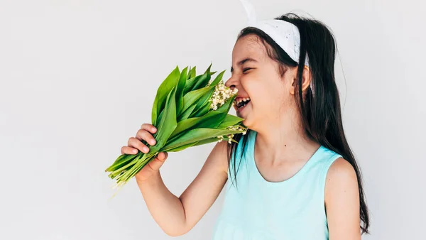 Afbeelding Van Vrolijk Kind Houdt Bos Witte Bloemen Voor Haar — Stockfoto