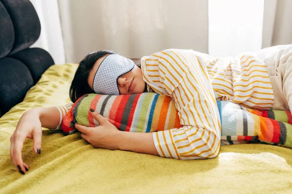 Immagine Una Giovane Donna Addormentata Sdraiata Sul Letto Con Maschera — Foto Stock