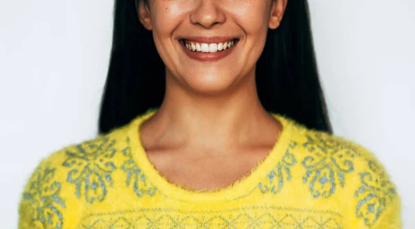 Обрезанный Студийный Снимок Очаровательной Молодой Женщины Носит Желтый Свитер Улыбаясь — стоковое фото