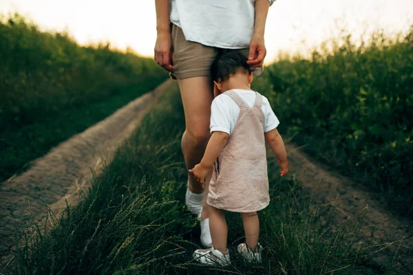 Widok Tyłu Zewnątrz Obraz Cute Little Girl Przytulając Matkę Nogi — Zdjęcie stockowe