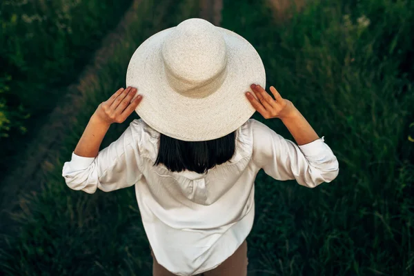 Immagine Posteriore Bruna Giovane Donna Con Capelli Lunghi Cappello Bianco — Foto Stock