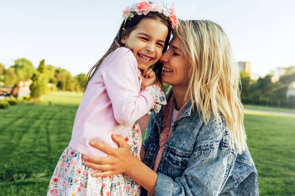 Closeup Outdoor Portrait Happy Caucasian Mom Embraces Her Little Girl — Stock Photo, Image