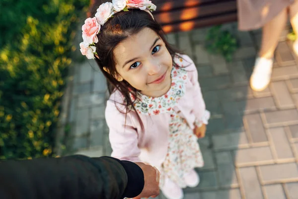 귀여운 소녀의 사진은 옥외에서 산책하는 아버지의 아버지를 따라간다 부모와 시절의 — 스톡 사진