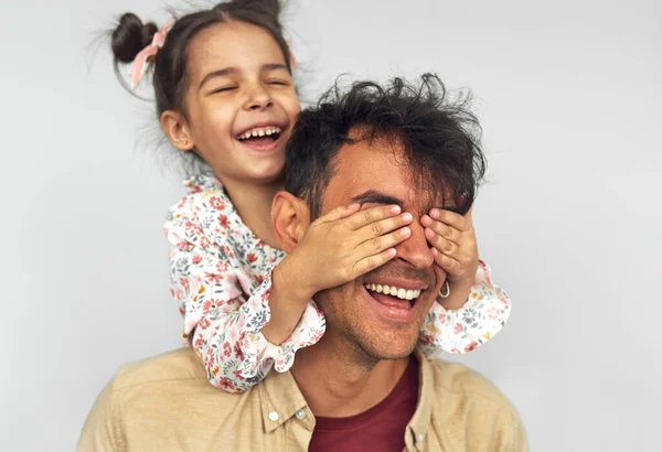 Imagem Perto Menina Sorridente Abraça Seu Pai Compartilha Amor Juntos — Fotografia de Stock