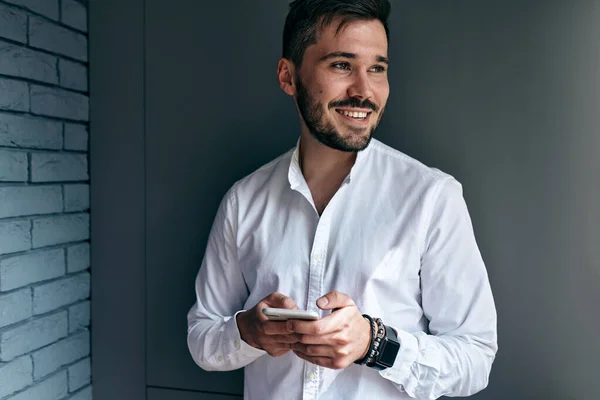 Glimlachende Knappe Zakenman Met Een Wit Hemd Een Leesbericht Met — Stockfoto