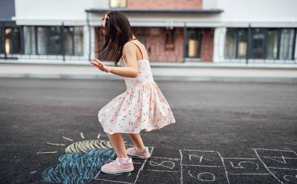 Imagem Menina Bonito Jogando Hopscotch Parque Infantil Livre Uma Criança — Fotografia de Stock