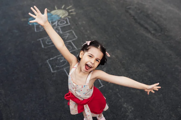 Kép Felett Ahogy Boldog Kislány Ugróiskolázik Szabadtéri Játszótéren Gyerek Boldognak — Stock Fotó