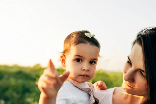 Närbild Utomhus Bild Söt Liten Flicka Omfamna Sin Mamma Fältet — Stockfoto