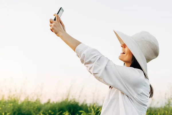 Side View Outdoor Image Young Woman Taking Self Portrait Her — Stock Photo, Image