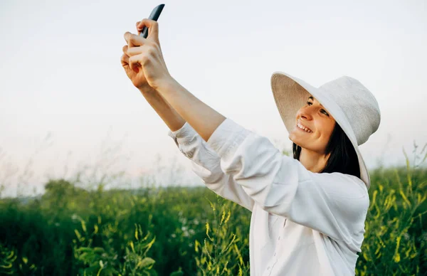 Side View Image Young Woman Taking Self Portrait Her Smart — Stock Photo, Image