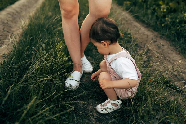 Zbliżenie Zewnątrz Obraz Cute Little Girl Gra Trawie Matką Tle — Zdjęcie stockowe