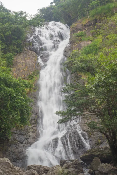 Sarikova vodopád v národním parku Khao Yai — Stock fotografie