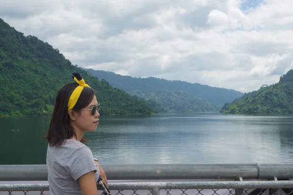 Una chica viaja en Khun Dan Prakan Chon Dam — Foto de Stock