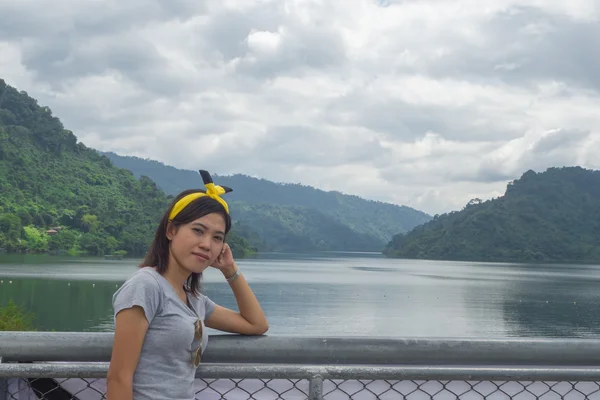 Una chica viaja en Khun Dan Prakan Chon Dam — Foto de Stock