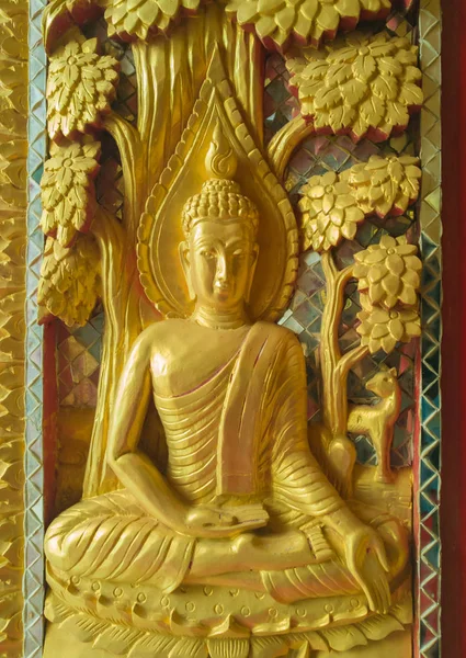 Scultura d'oro Budda in altorilievo — Foto Stock
