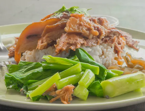 Closeup domuz bacak pirinç ihtiva eder.