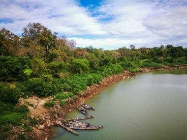 Rıhtımlar üzerinde tekne çapa