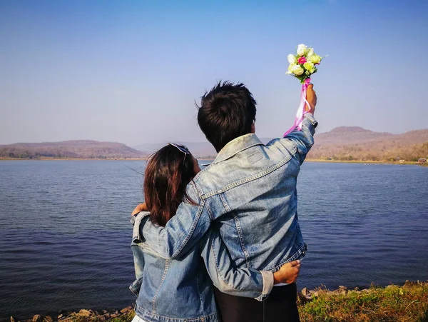 kot jecket arkadan görünüm çiftler