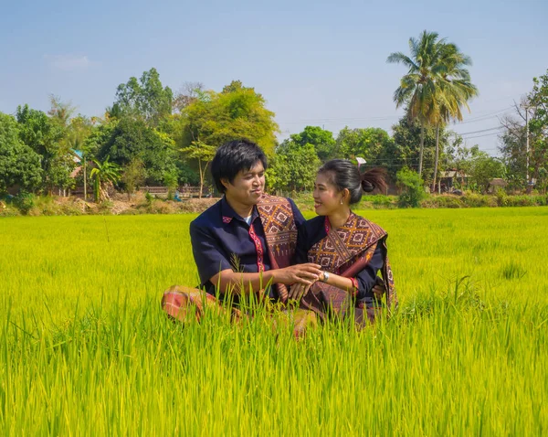 Asyalı çiftler geleneksel giyim