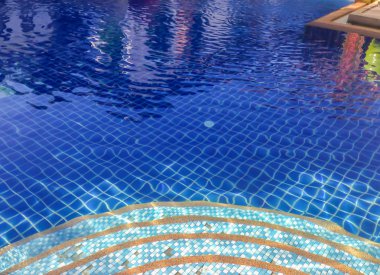 Mavi yüzme havuzu için merdiven