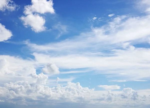 bulutlar ve gökyüzü mavi 