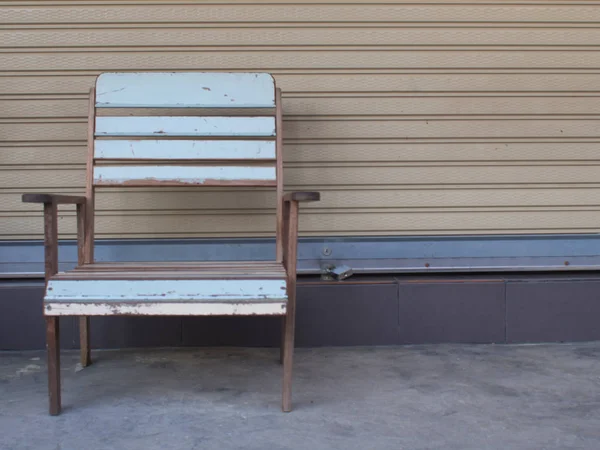 Mavi eski ahşap sandalye tek başına standı