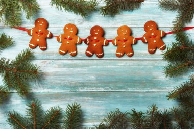 Noel gingerbread çerezleri köknar tarafından çevrili bir eski panosuna 