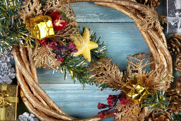 Рождественский фон с украшениями и подарочные коробки на деревянной б — стоковое фото