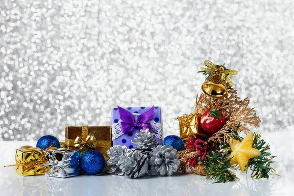 Fondo de Navidad con decoraciones y cajas de regalo en un brillante —  Fotos de Stock