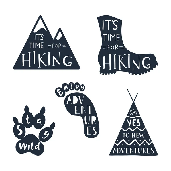 Label perjalanan dengan gambar tangan kutipan inspirasional tentang hiking dan petualangan . - Stok Vektor