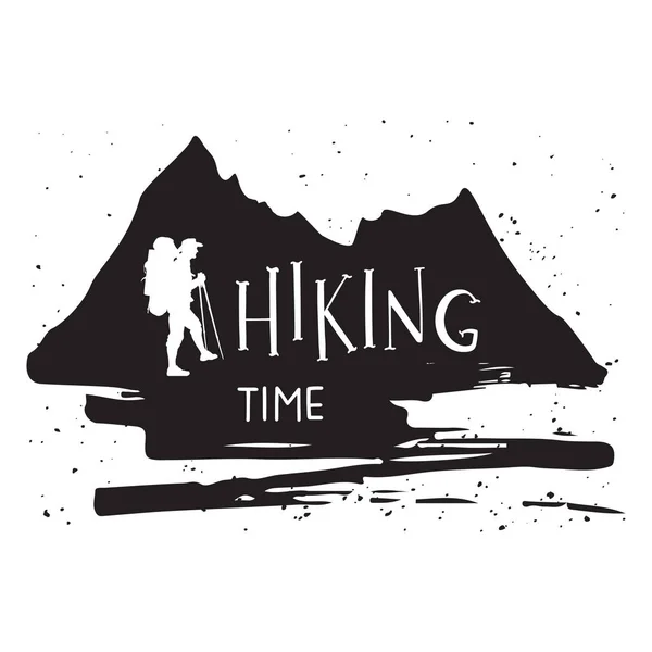 Mountains silhouette with a tourist and inspirational quote. Hand drawn lettering Hiking time. — Stock Vector