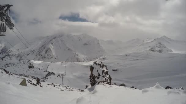 Nubes Ascensores Mueven Contra Fondo Montañas Cubiertas Nieve Los Rayos — Vídeos de Stock