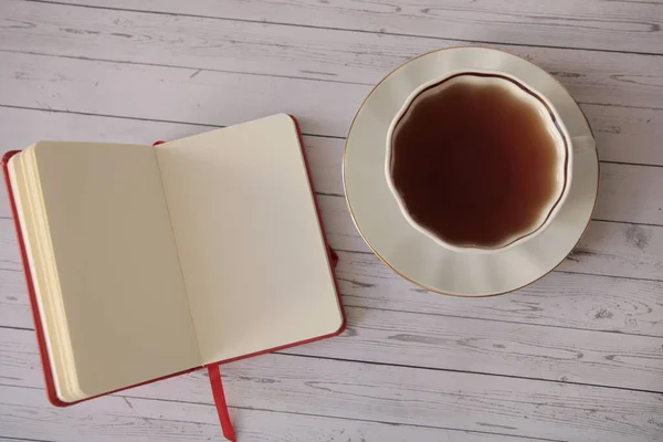 Een Kop Koffie Een Notitieblok Tafel — Stockfoto