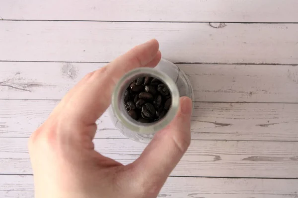 Kahve çekirdekli bir konteynırı tutarken