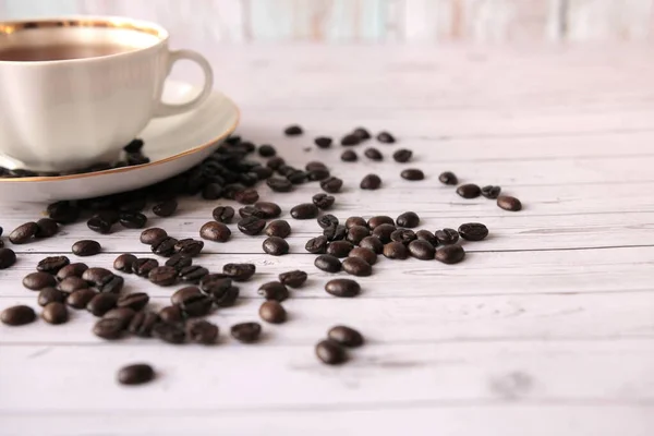 Una Taza Café Negro Granos Café Dispersos Mesa — Foto de Stock