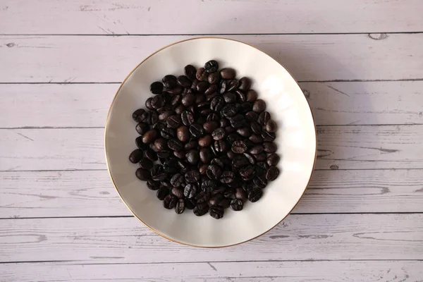 Les Grains Café Sont Dans Une Soucoupe Porcelaine Blanche — Photo