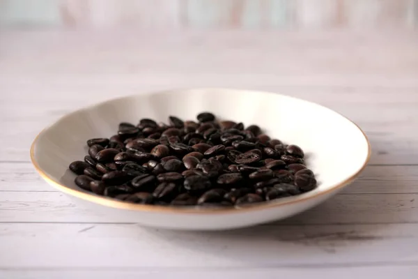 Kaffeebohnen Sind Einer Weißen Porzellanuntertasse — Stockfoto