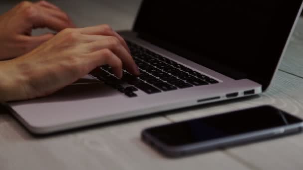Händerna skriva på laptop tangentbord — Stockvideo