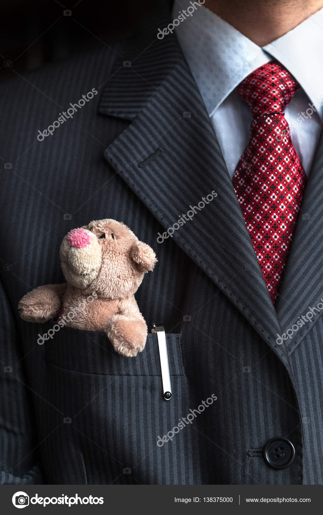 Gros plan avec élégant homme d'affaires élégant gardant petit ours en  peluche dans sa poche de veste de costume de poitrine. Concept formel de  négociation . — Photo de stock par ©MSharova -, image size:1067x1700