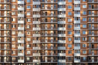 Bir seri yüksek katlı daire bina duvar ve windows günbatımı parlama ile Moskova banliyölerinde parçası. Yeni Bina İnşaatı