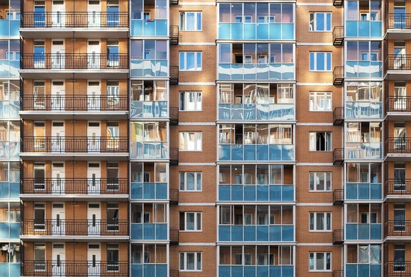 Современное высотное здание отражает свет на закате — стоковое фото