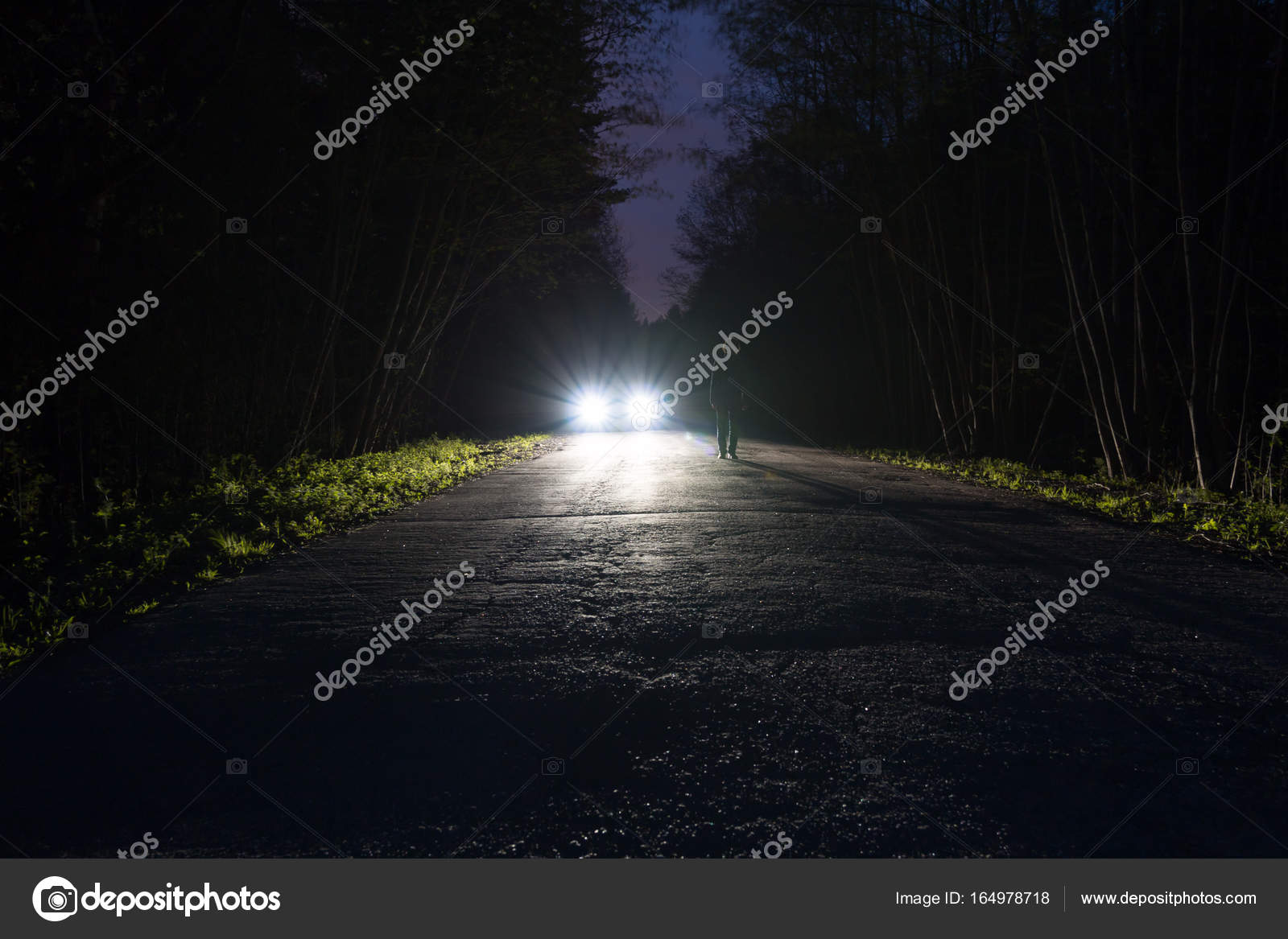 Silhueta masculina na beira de uma estrada de montanha escura através da  floresta durante a noite., image size:1600x1167