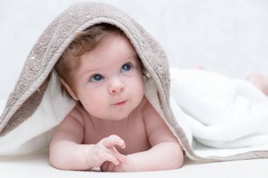 Şirin Bebek banyo, ebeveyn Bakımı kavram sonra. Mutlu bebek eğleniyor. Üç ay eski bebek ararken