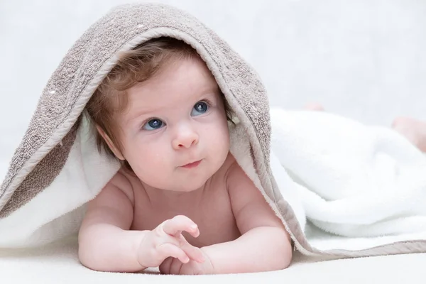 Şirin Bebek banyo, ebeveyn Bakımı kavram sonra. Mutlu bebek eğleniyor. Üç ay eski bebek ararken