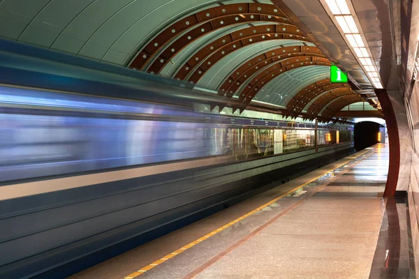 Metro İstasyonu'na. Çapraz mavi Hareket Bulanıklığı metro tren arka plan. Tren kalkış. Gemide taşıt ile hızlı savrulan sırasında hızlı yeraltı metro treni.