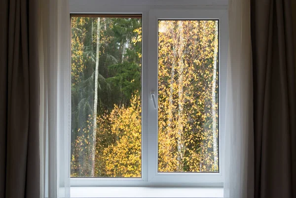 Біле вікно з підвіконням і осіннім пейзажем, інтер'єр з вікном в осінній день — стокове фото