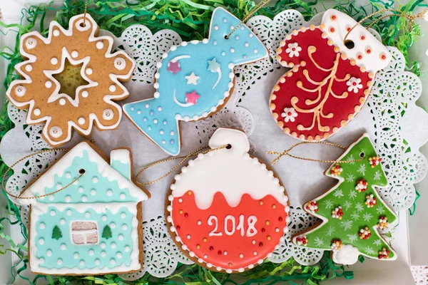 Noel gingerbread, yakın ayarla. Farklı renkli çerez rakamlar mühürler, yıldız, kar tanesi, şeker, mitten, house, top, Noel ağacı kutusunda döşeme. Üstten Görünüm.