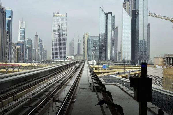 Dubai, Emirados Árabes Unidos - 11 de fevereiro de 2017, o metrô de Dubai é uma rede ferroviária de metrô totalmente automatizada e sem motorista em Dubai, Emirados Árabes Unidos — Fotografia de Stock