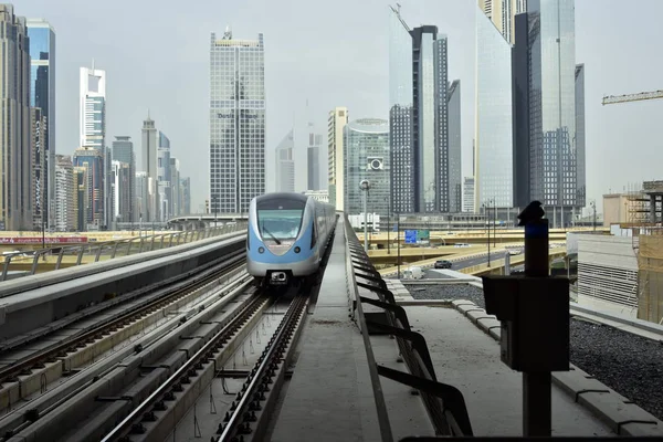 Dubai, Emirados Árabes Unidos - 11 de fevereiro de 2017, o metrô de Dubai é uma rede ferroviária de metrô totalmente automatizada e sem motorista em Dubai, Emirados Árabes Unidos — Fotografia de Stock