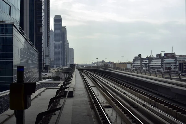 Dubai, Emirados Árabes Unidos - 11 de fevereiro de 2017, o metrô de Dubai é uma rede ferroviária de metrô totalmente automatizada e sem motorista em Dubai, Emirados Árabes Unidos — Fotografia de Stock